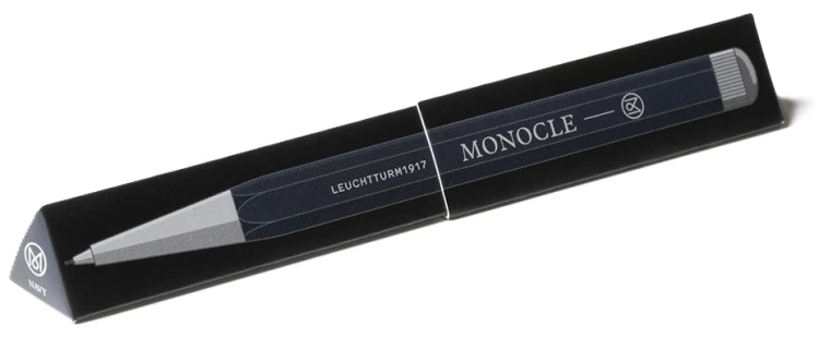 368532_LT1917_Monocle_DG_2_Navy_Verpackung_40x60cm_72dpi.jpg