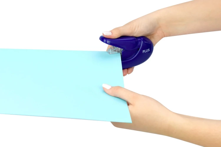 staple_free_stapler_handy_31147_blue_rgb_300dpi_usage_01.webp