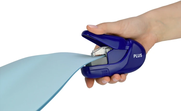staple_free_stapler_handy_31147_blue_rgb_300dpi_usage_03.webp