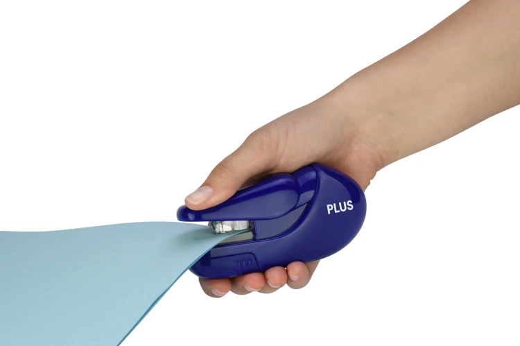 staple_free_stapler_handy_31147_blue_rgb_300dpi_usage_04.webp