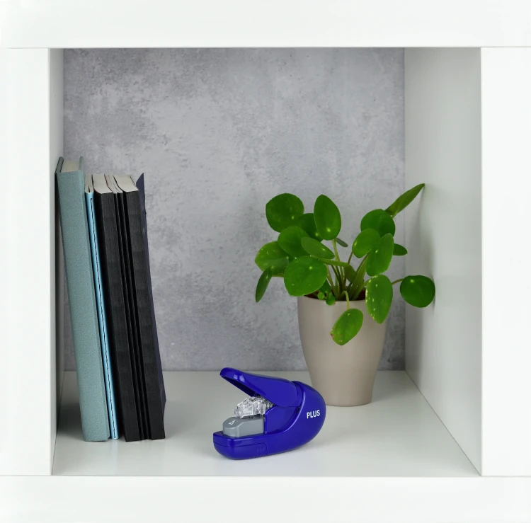 staple_free_stapler_handy_31147_blue_rgb_300dpi_usage_09.webp