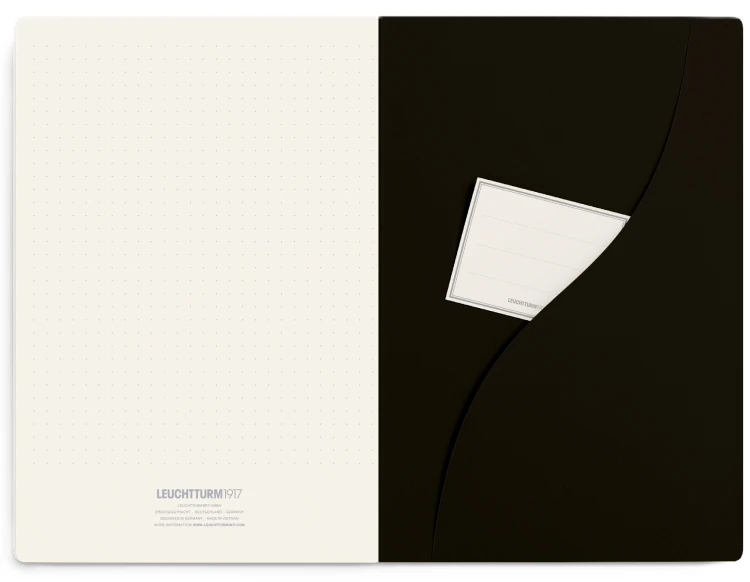 400702_LT1917_Jottbook_Pur_Medium_A5_Dotted_Schwarz_Tasche_Rueckseite_2560px_144DPI_sRGB.jpg